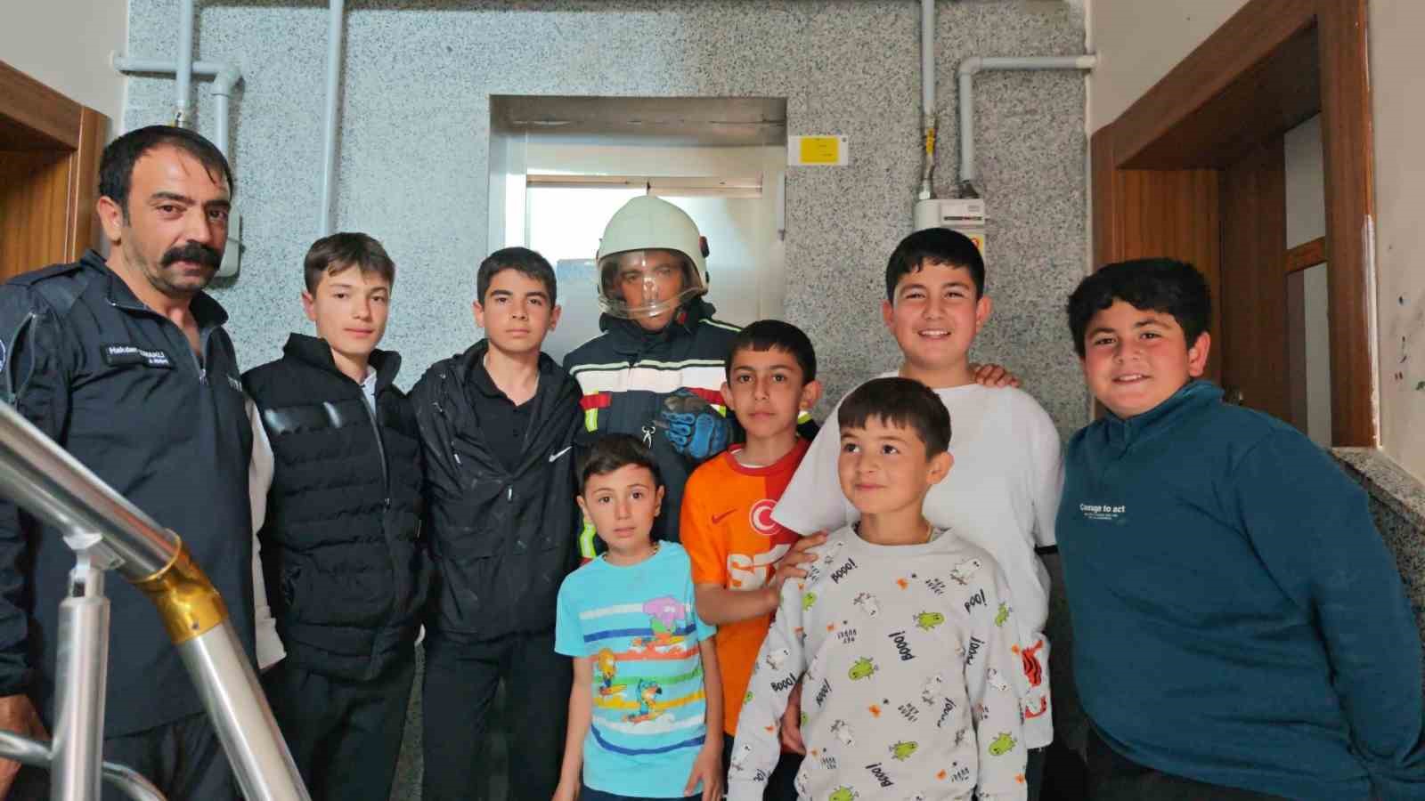 Asansör boşluğuna düşen kuş kurtarıldı