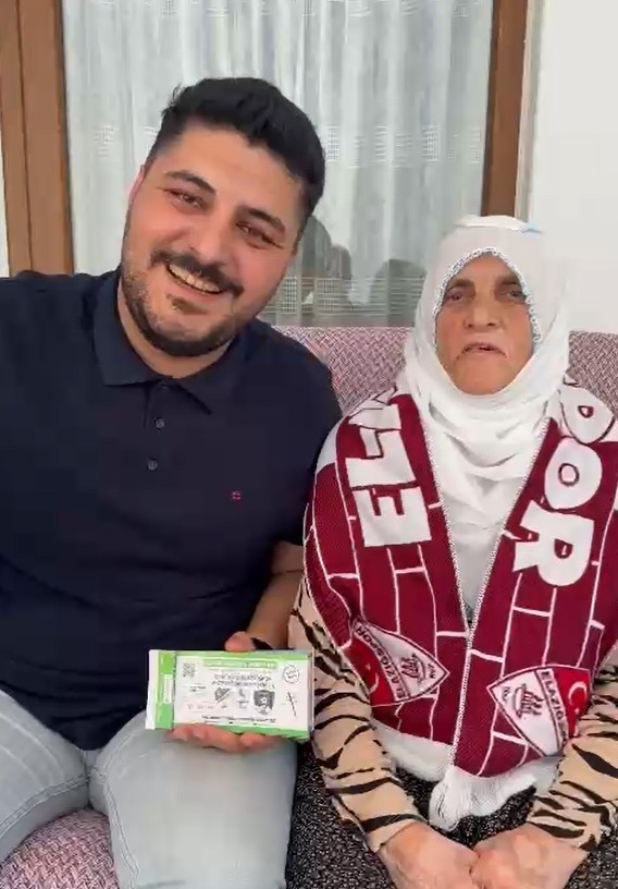 Elazığspor taraftarı Muhsine nine, taraftarlara 350 bilet dağıtacak