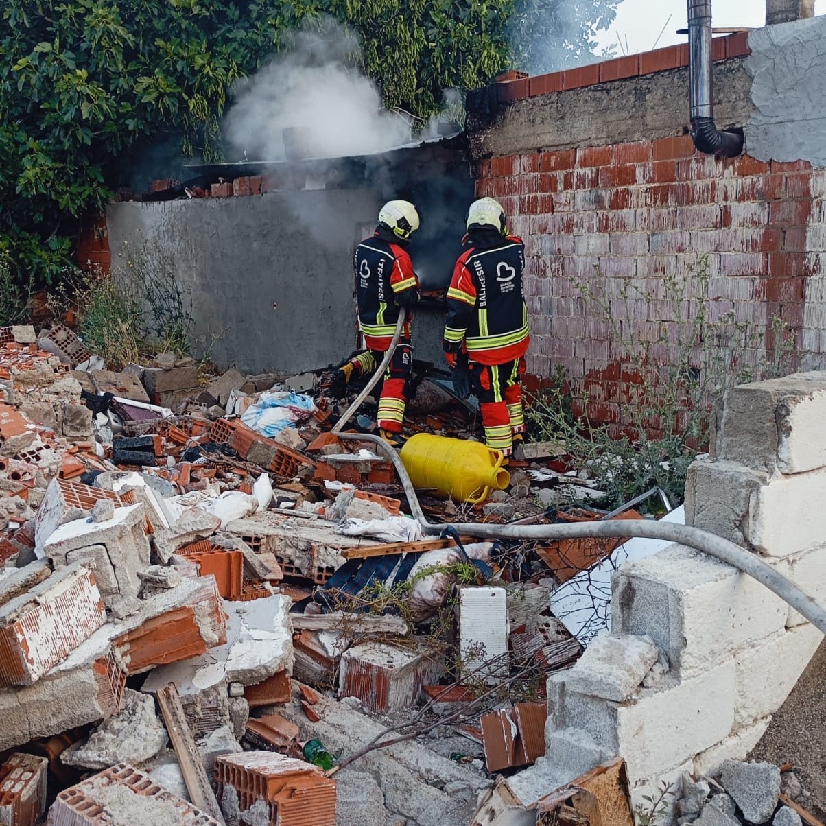 Burhaniye’de tek katlı ev yandı
