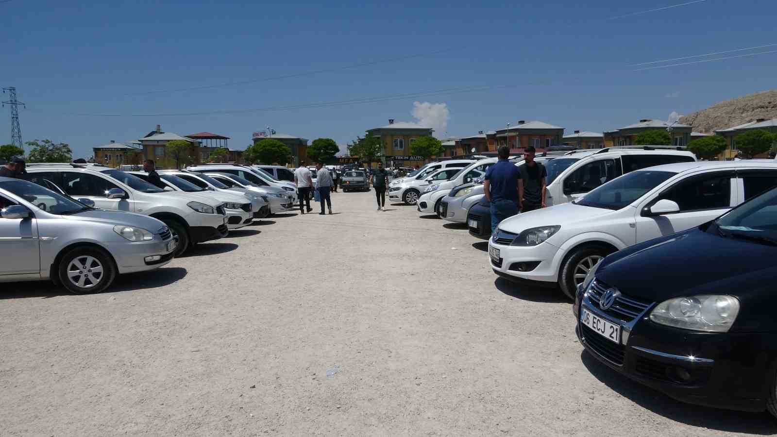 Van’daki oto pazarı satıcılarla doldu