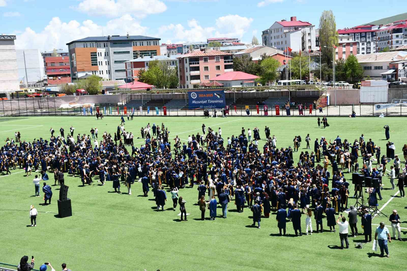Ardahan &Uuml;niversitesinde mezuniyet coşkusu
