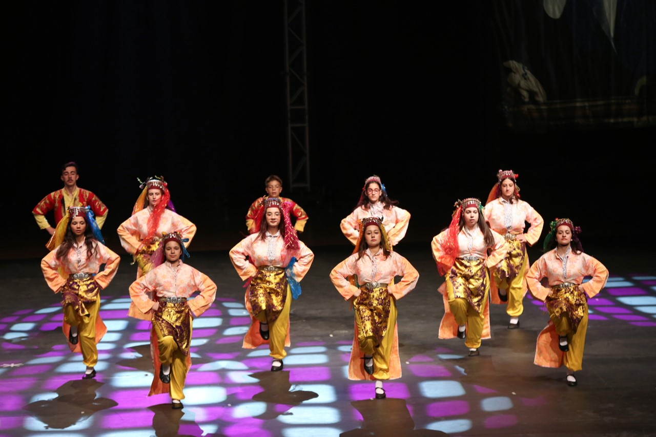 K&uuml;&ccedil;&uuml;k&ccedil;ekmece Belediyesi Halk Dansları topluluğu, yıl sonu g&ouml;sterisi d&uuml;zenledi
