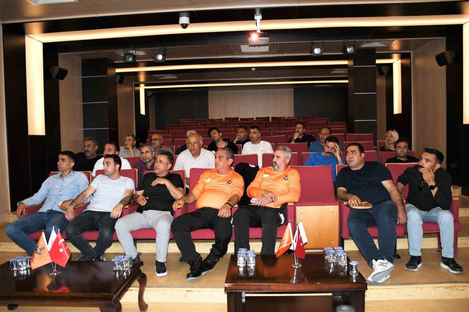 Karayollarından afetlere g&uuml;&ccedil;l&uuml; hazırlık: Afetlere m&uuml;dahale i&ccedil;in 28 kişilik ekip kuruldu
