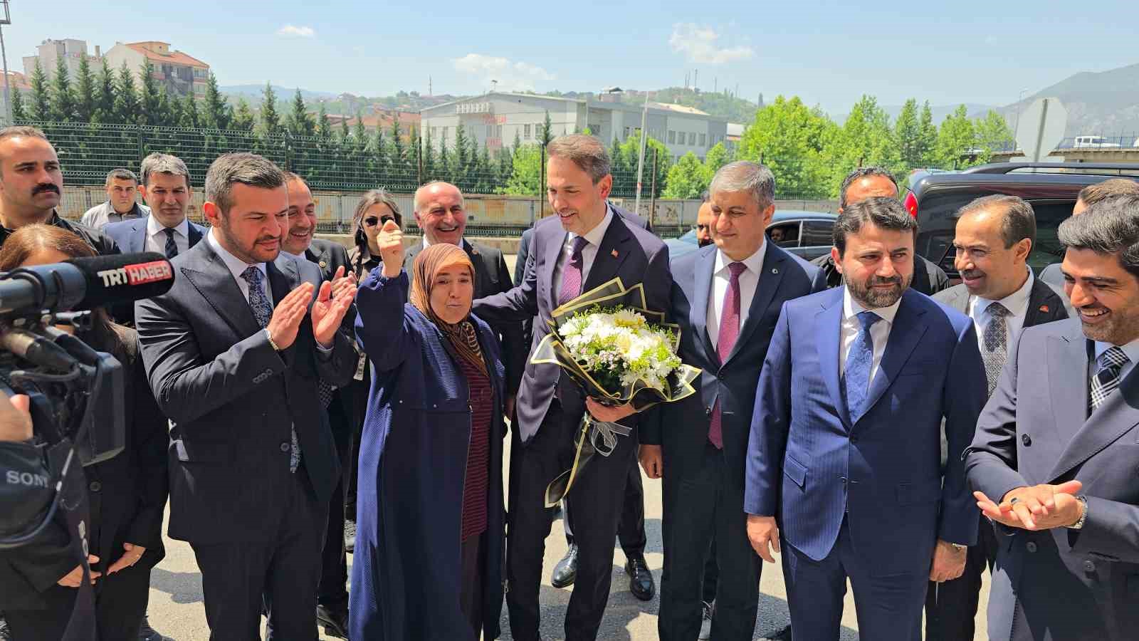 Enerji ve Tabii Kaynaklar Bakanı Alparslan Bayraktar&rsquo;dan Karab&uuml;k Belediyesine ziyaret
