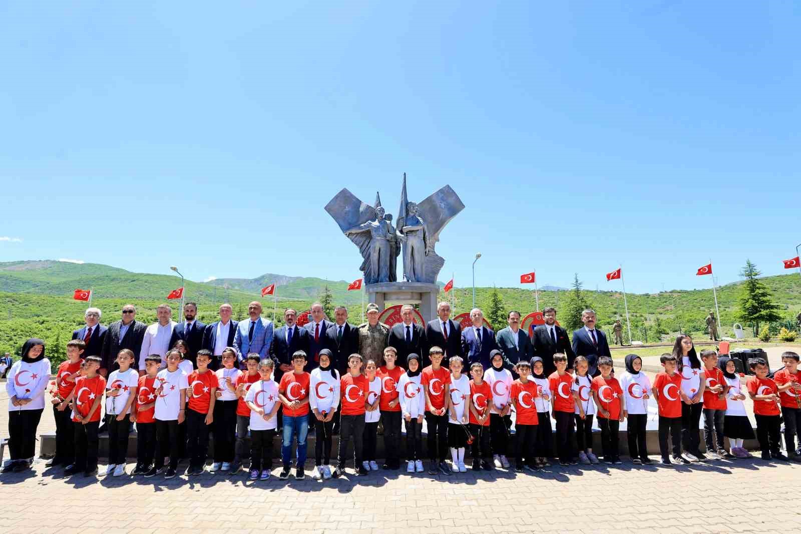 Bingöl’de PKK’lı teröristler tarafından şehit edilen 33 er anıldı