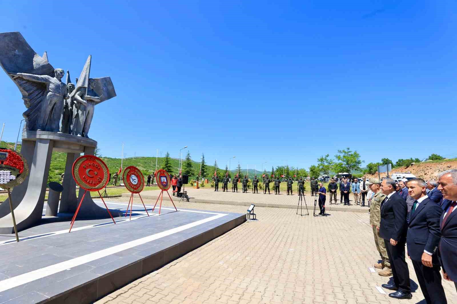 Bing&ouml;l&rsquo;de PKK&rsquo;lı ter&ouml;ristler tarafından şehit edilen 33 er anıldı
