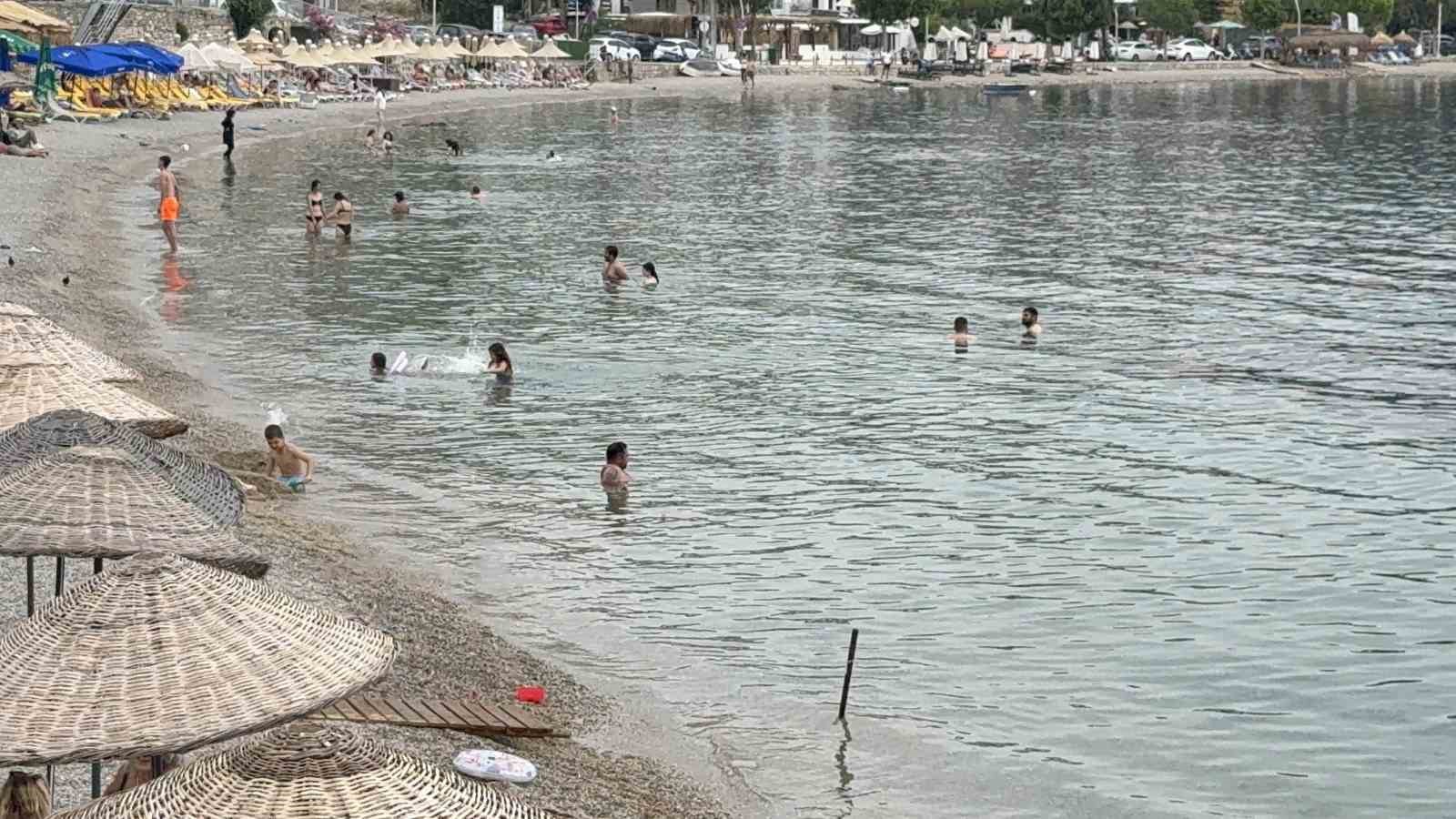 Bodrum’da havaların ısınmasıyla vatandaşlar denize akın etti