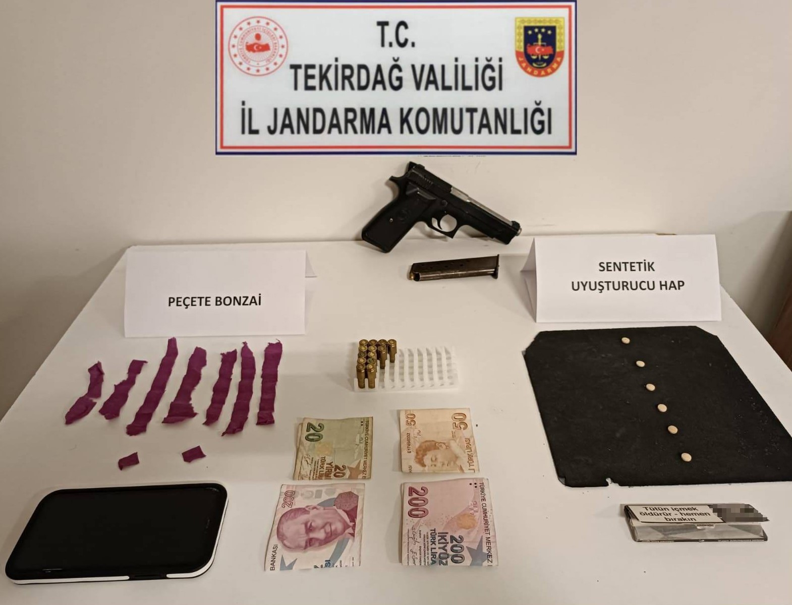 Tekirdağ&rsquo;da jandarmadan uyuşturucu ve silah operasyonları
