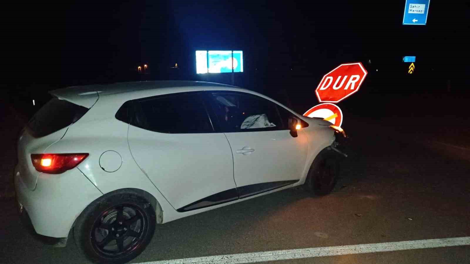 Hisarcık’ta ehliyetsiz ve alkollü sürücü ’Dur’ levhasına çarptı: 1 yaralı