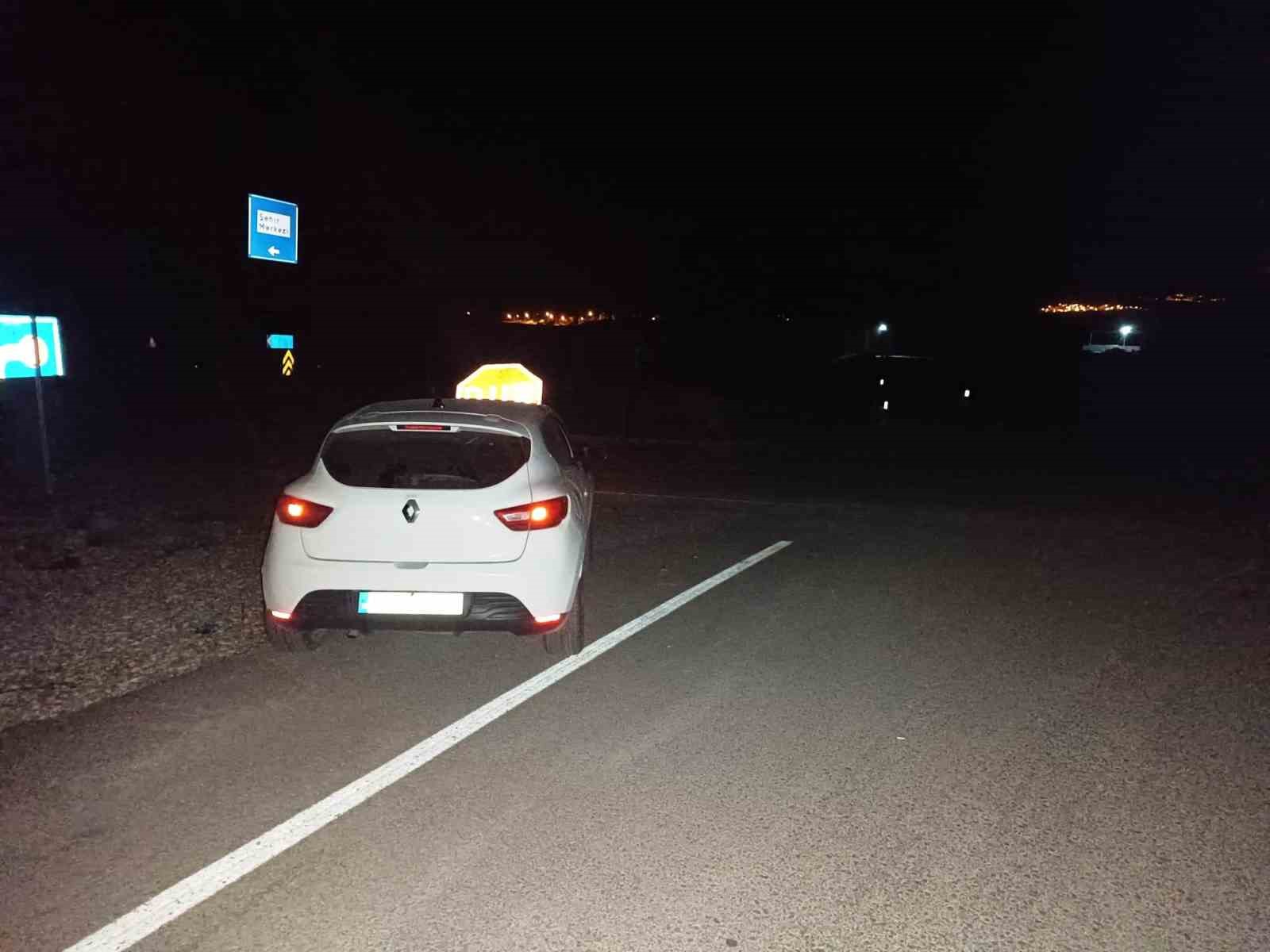 Hisarcık&rsquo;ta ehliyetsiz ve alkoll&uuml; s&uuml;r&uuml;c&uuml; &rsquo;Dur&rsquo; levhasına &ccedil;arptı: 1 yaralı
