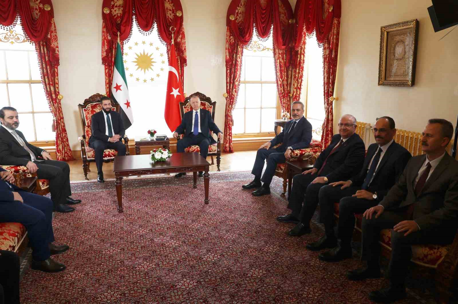 Cumhurbaşkanı Recep Tayyip Erdoğan, Suriye Devlet Başkanı Ahmed Şara ile Dolmabahçe’de bir araya geldi.
