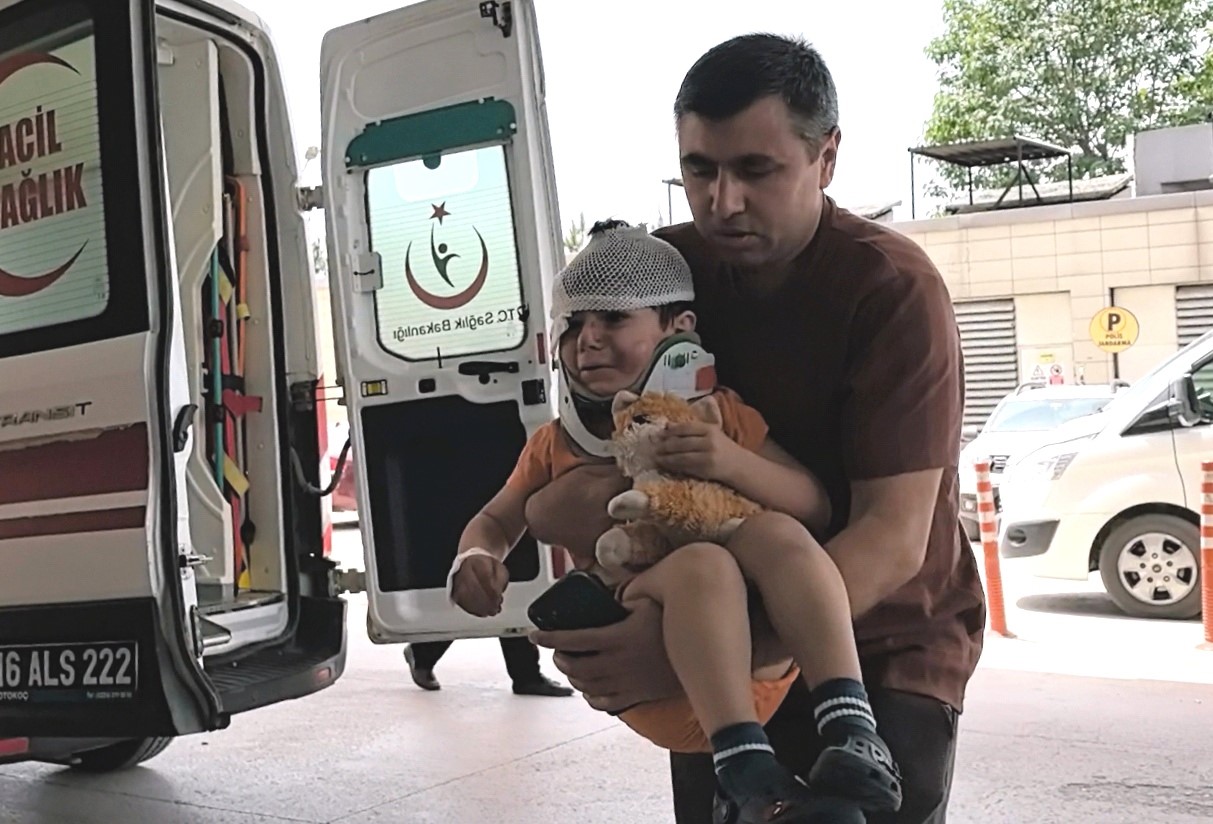 Kazada yaralandı,oyuncağını elinden hiç bırakmadı