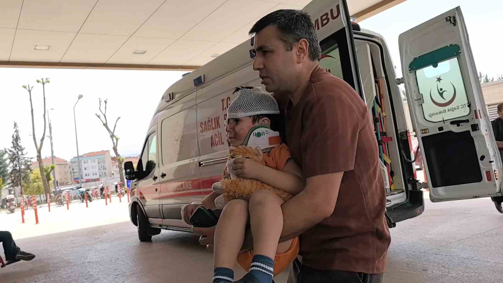 Kazada yaralandı,oyuncağını elinden hiç bırakmadı