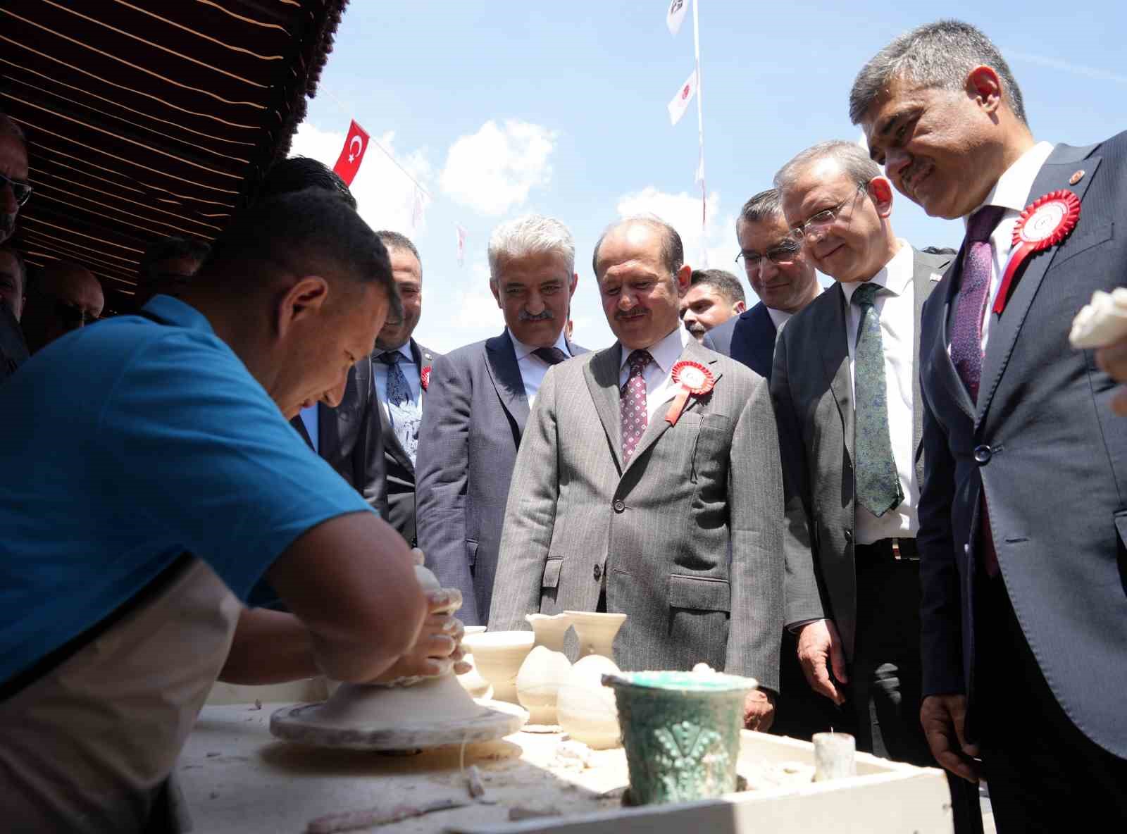 Kırıkkale’de "İşyurtları Ürün ve El Sanatları Fuarı" açıldı