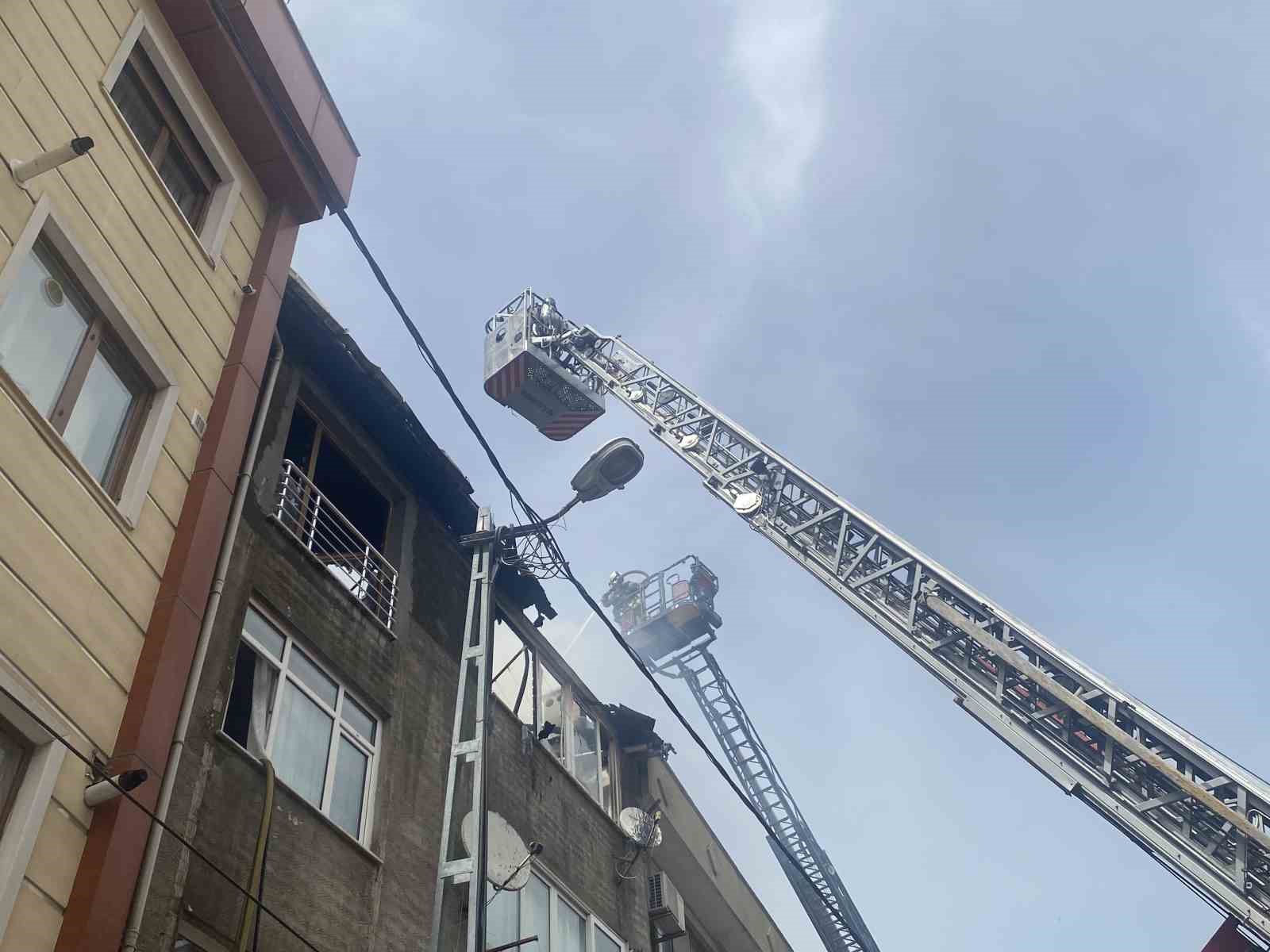 Ataşehir’de bir binanın çatı katı yanarak alevlere teslim oldu