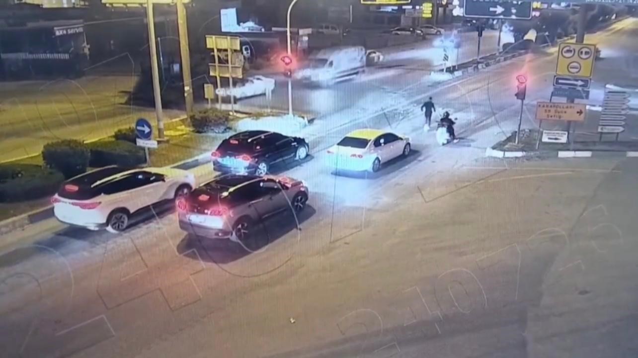 Osmaniye&rsquo;de kırmızı ışıkta duran vatandaştan &ouml;rnek davranış
