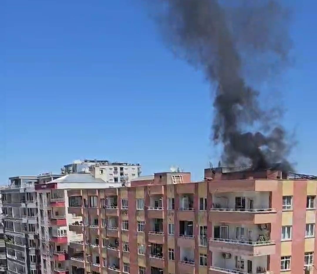 Mardin’de bir binanın çatısında çıkan yangın söndürüldü