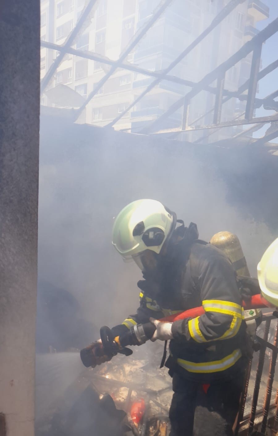 Mardin&rsquo;de bir binanın &ccedil;atısında &ccedil;ıkan yangın s&ouml;nd&uuml;r&uuml;ld&uuml;
