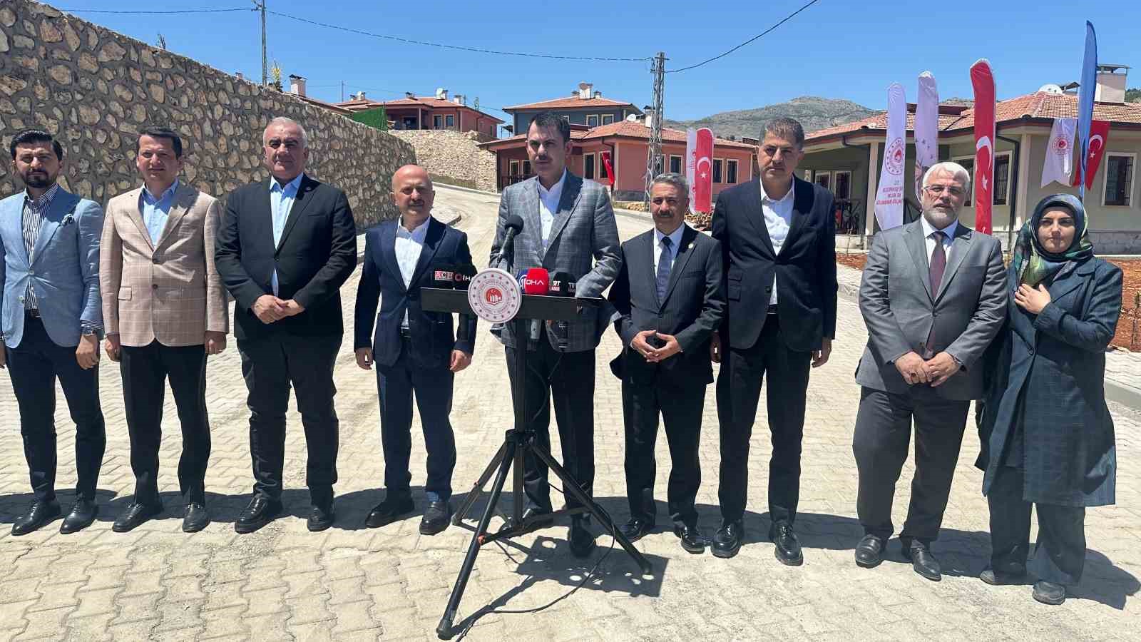 Bakan Kurum, köy evlerine yerleşen depremzedeleri ziyaret etti