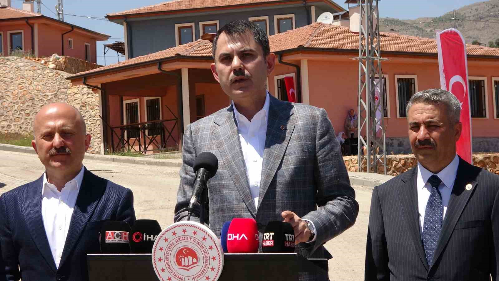 Bakan Kurum, k&ouml;y evlerine yerleşen depremzedeleri ziyaret etti
