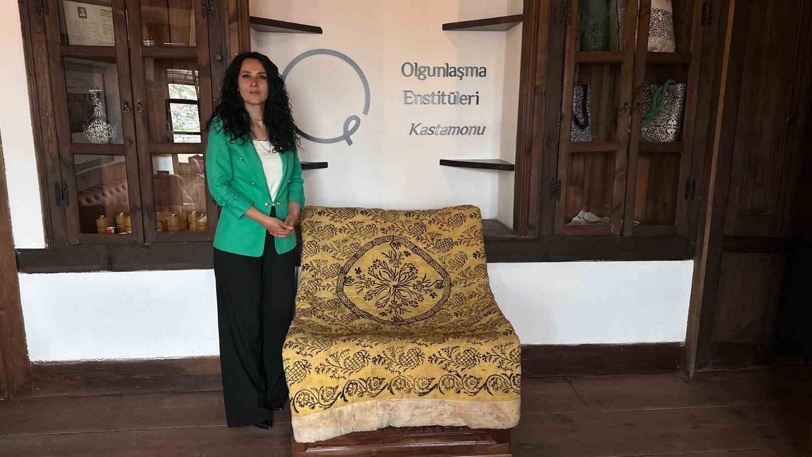 Kastamonu&rsquo;da asırlık yorgan ile minder kılıfında ilk kez nadir g&ouml;r&uuml;len desenlere rastlandı
