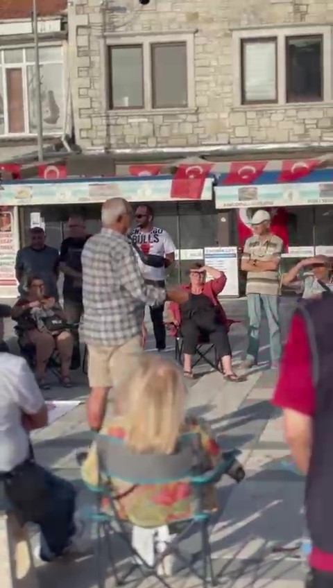 Tedavi i&ccedil;in kliniğe getirdiği k&ouml;peği &ouml;l&uuml;nce, yaralı sokak k&ouml;peğini g&ouml;zyaşlarıyla sahiplendi
