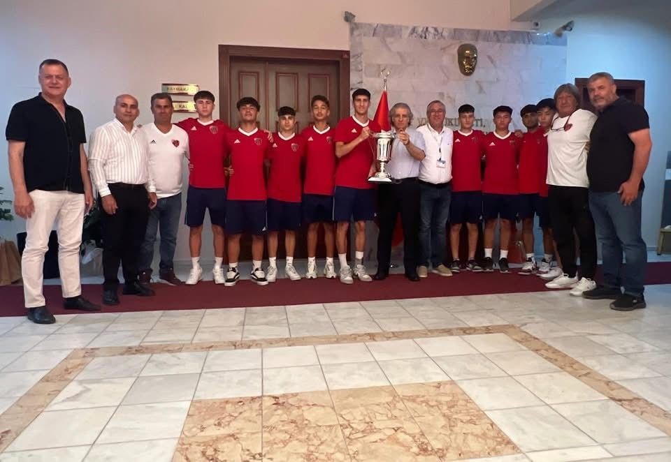 Kaymakam Keklik, şampiyonlarla bir araya geldi