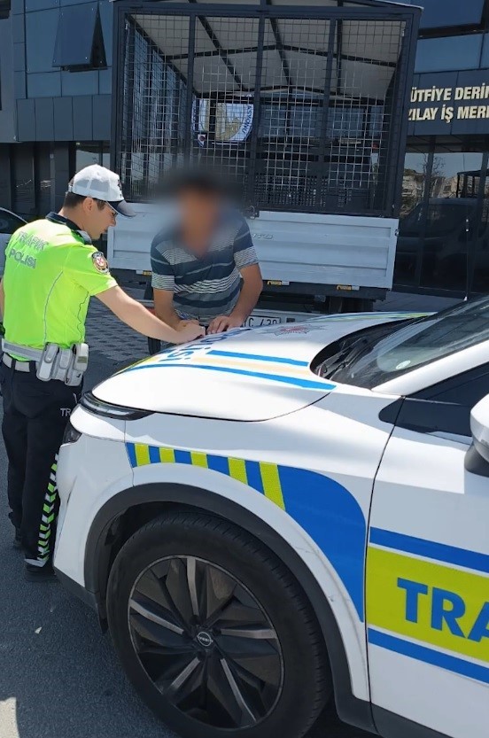 10 yaşındaki &ccedil;ocuğuna ara&ccedil; kullandırdı, 21 bin TL cezayı yedi
