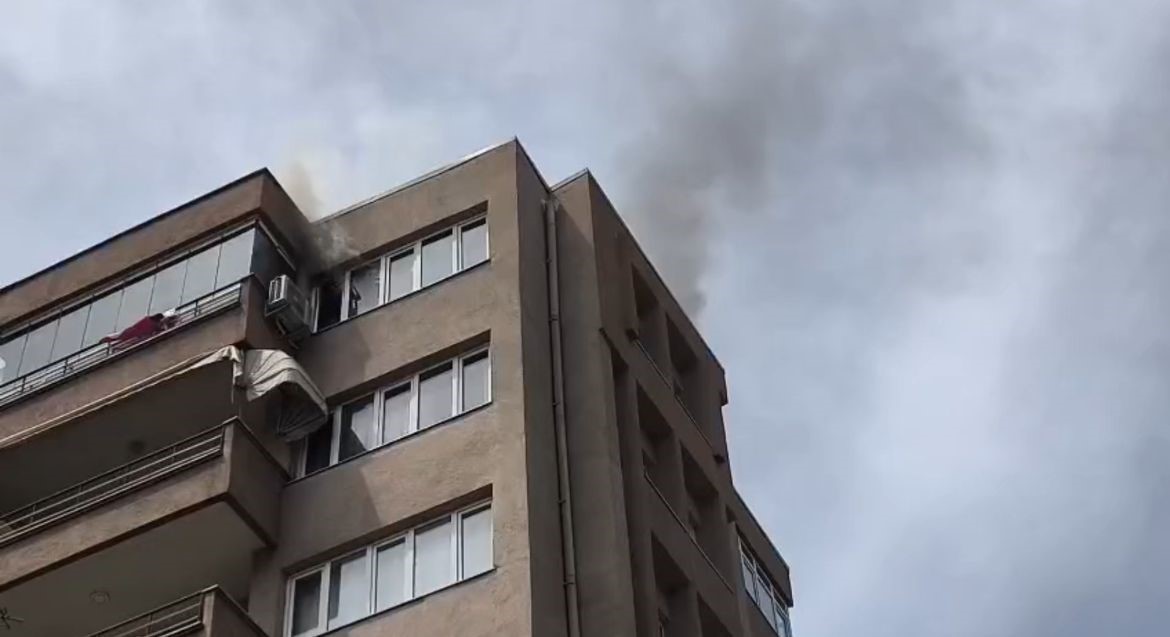 Bursa&rsquo;da 8 katlı binada yangın paniği

