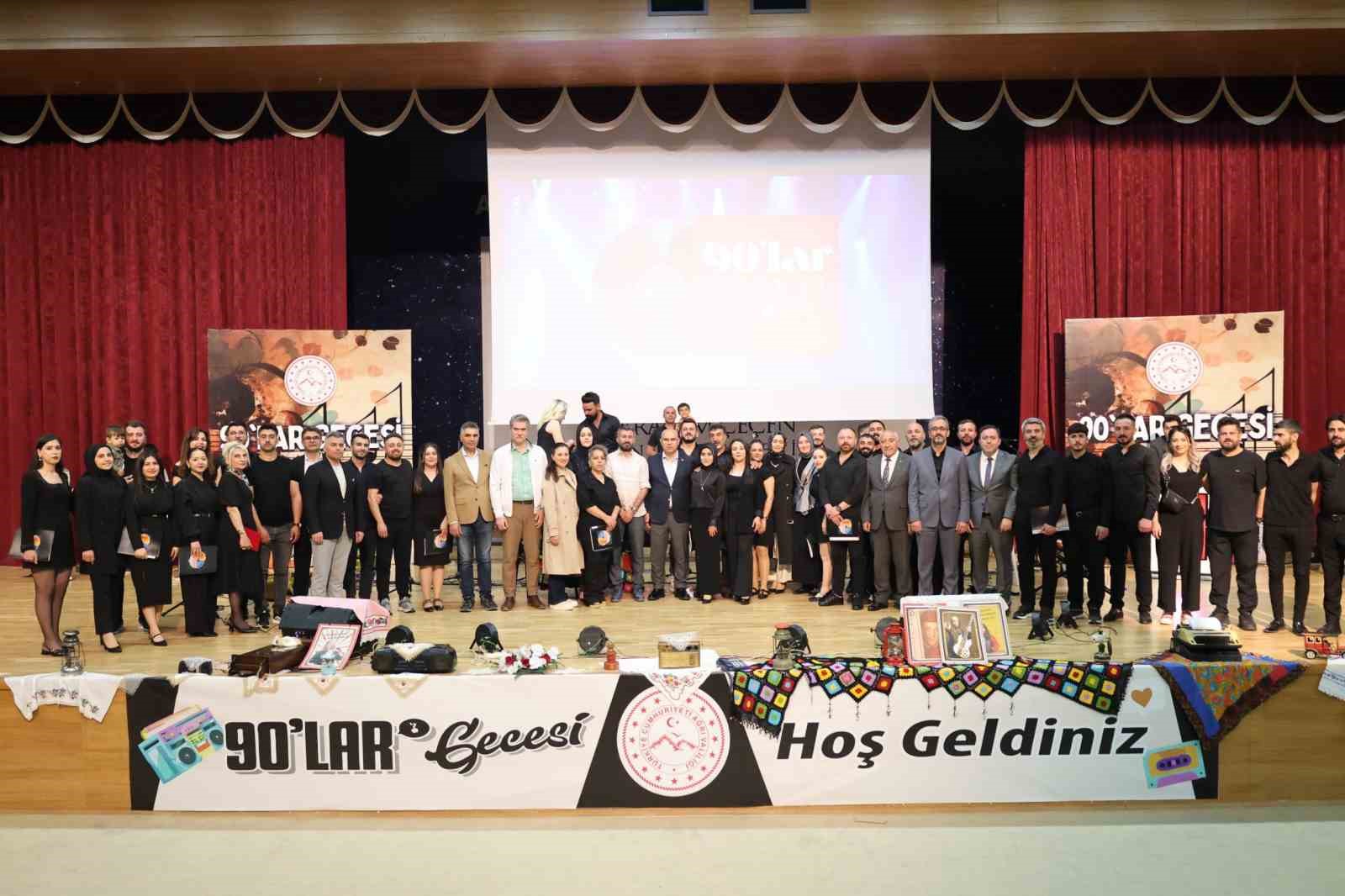 Ağrı’da "90’lar Gecesi"nde nostalji dolu anlar yaşandı