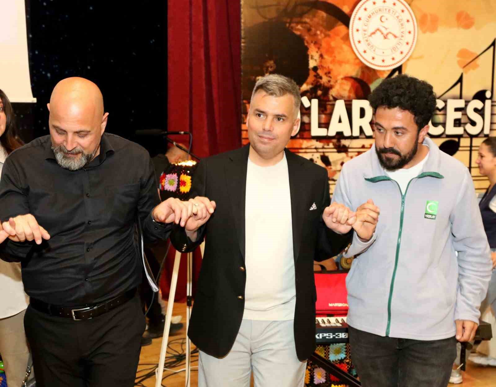 Ağrı’da "90’lar Gecesi"nde nostalji dolu anlar yaşandı
