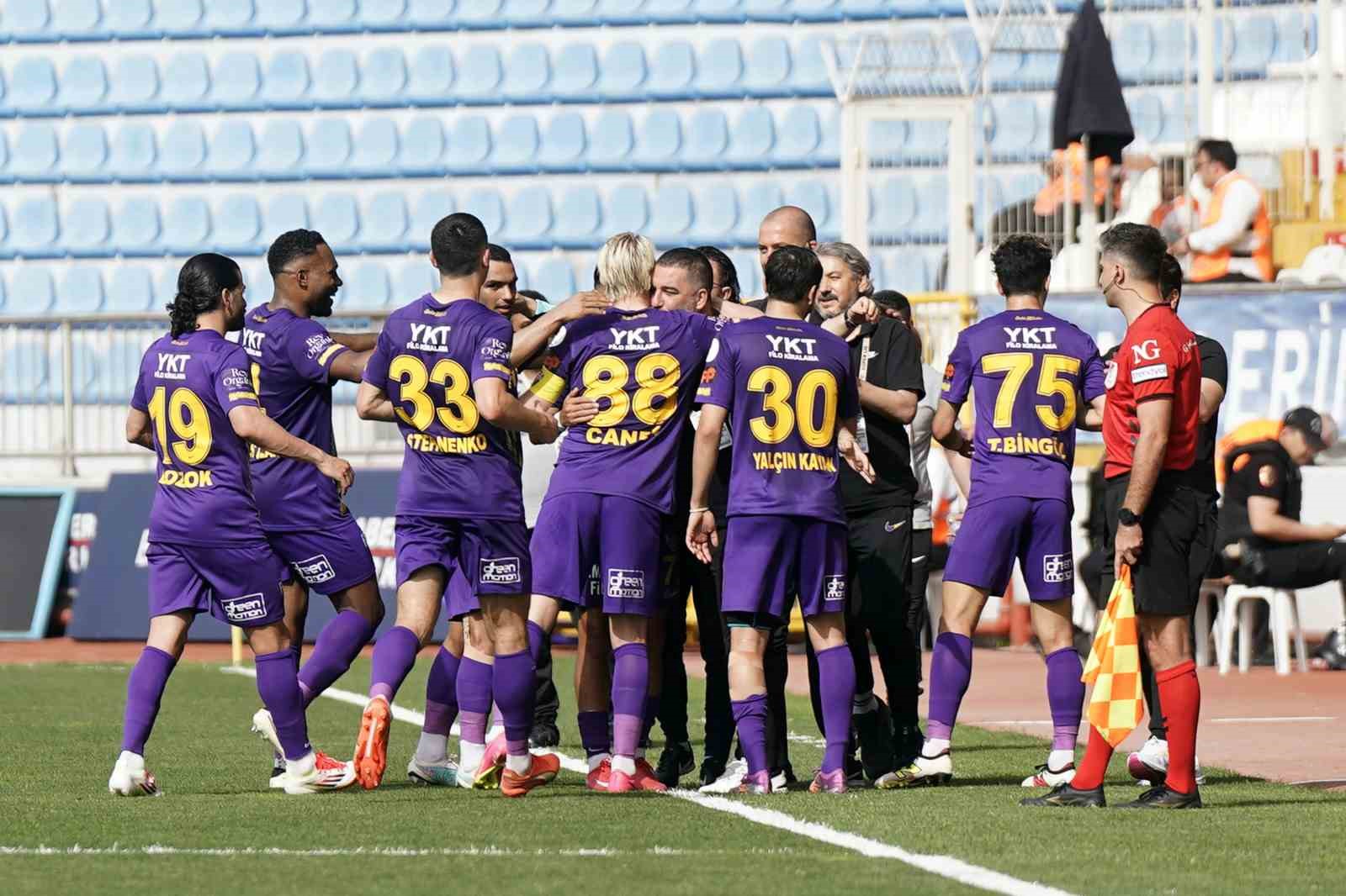 Trendyol Süper Lig: Eyüpspor: 2 - Antalyaspor: 0 (İlk yarı)