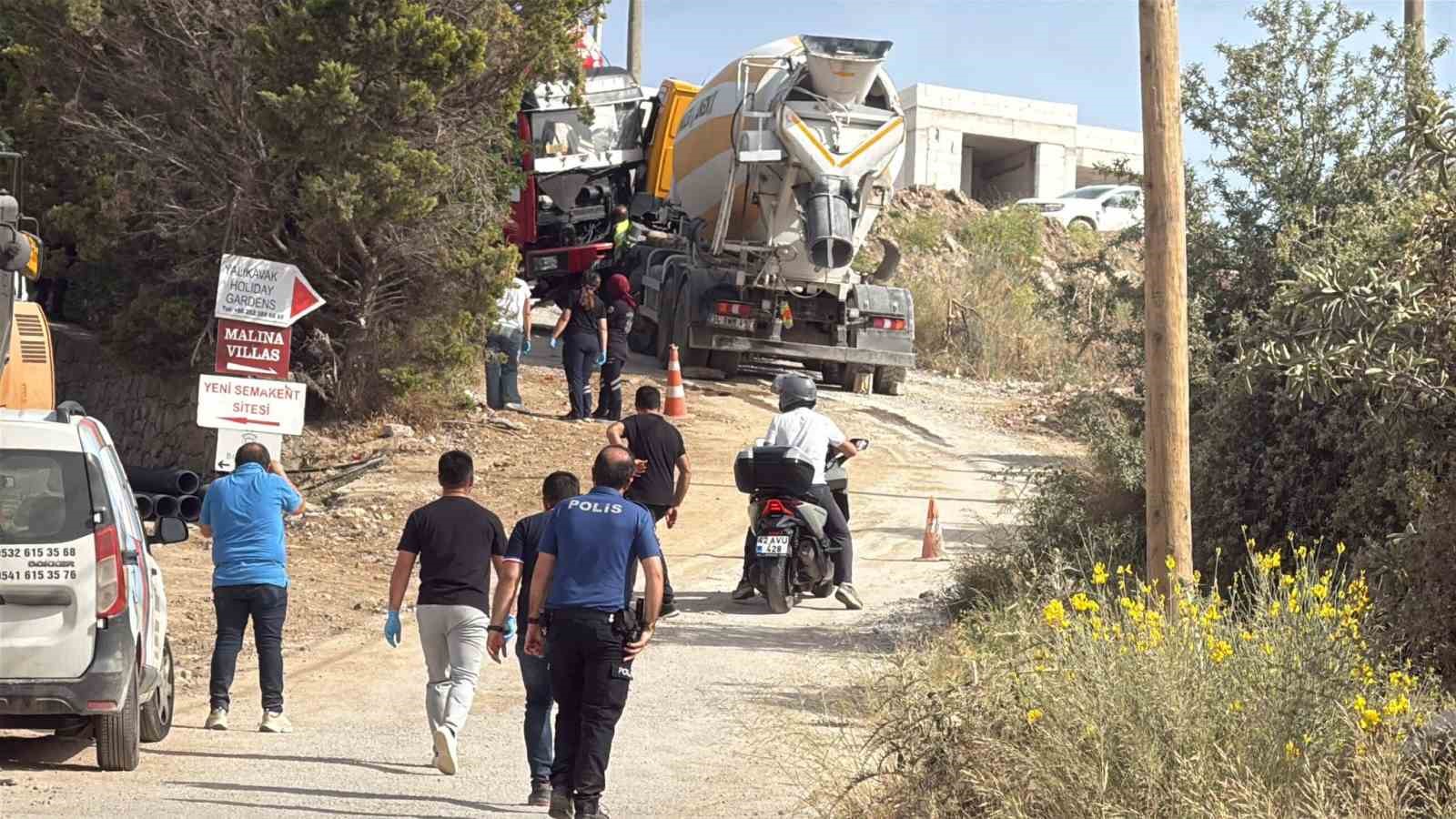 Beton mikseri ile kayan kamyonetin arasında kalan sürücü hayatını kaybetti
