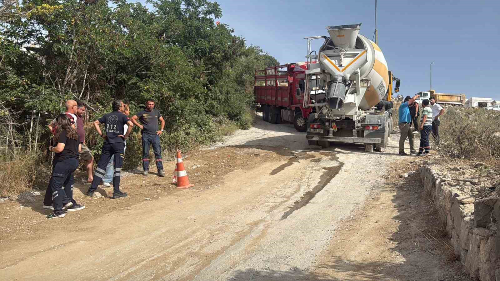 Beton mikseri ile kayan kamyonetin arasında kalan s&uuml;r&uuml;c&uuml; hayatını kaybetti

