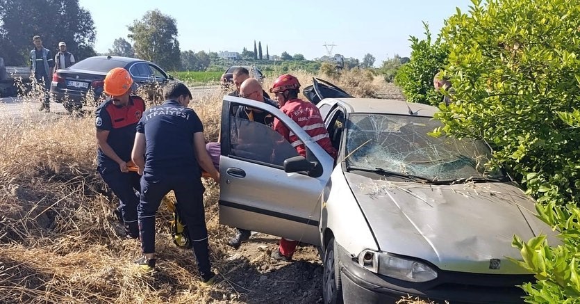 Dörtyol’da otomobil narenciye bahçesine uçtu