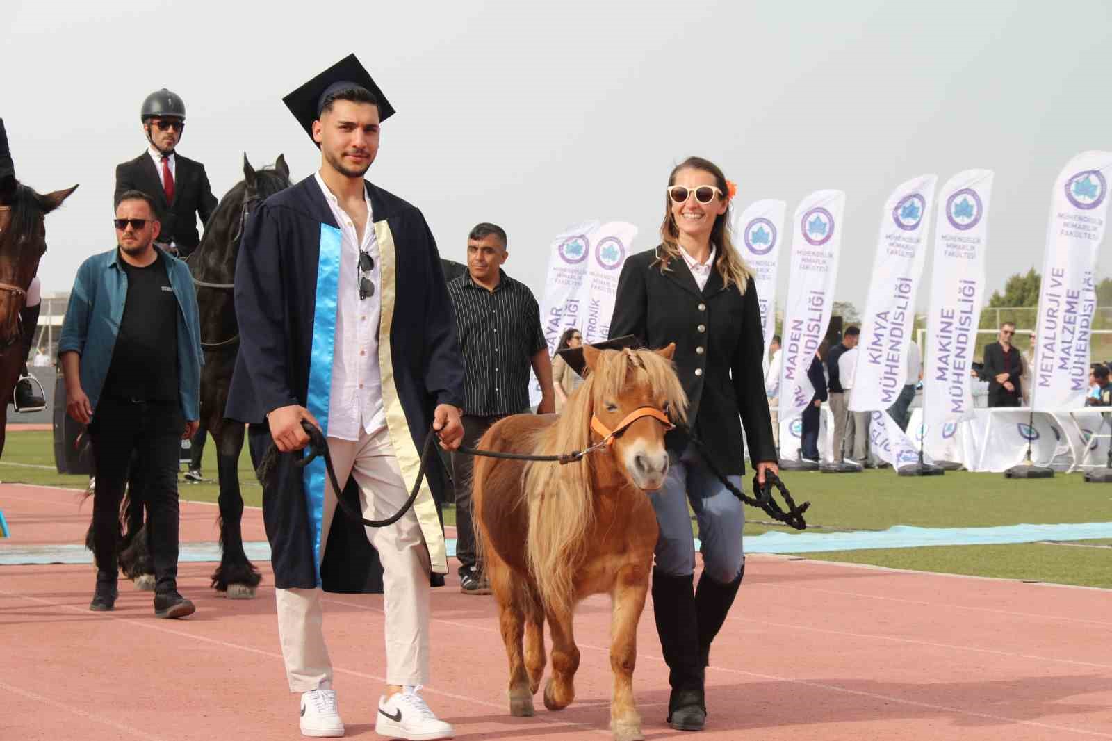 Kep takan sevimli at, 4 bin 500 öğrenci ile birlikte mezun oldu
