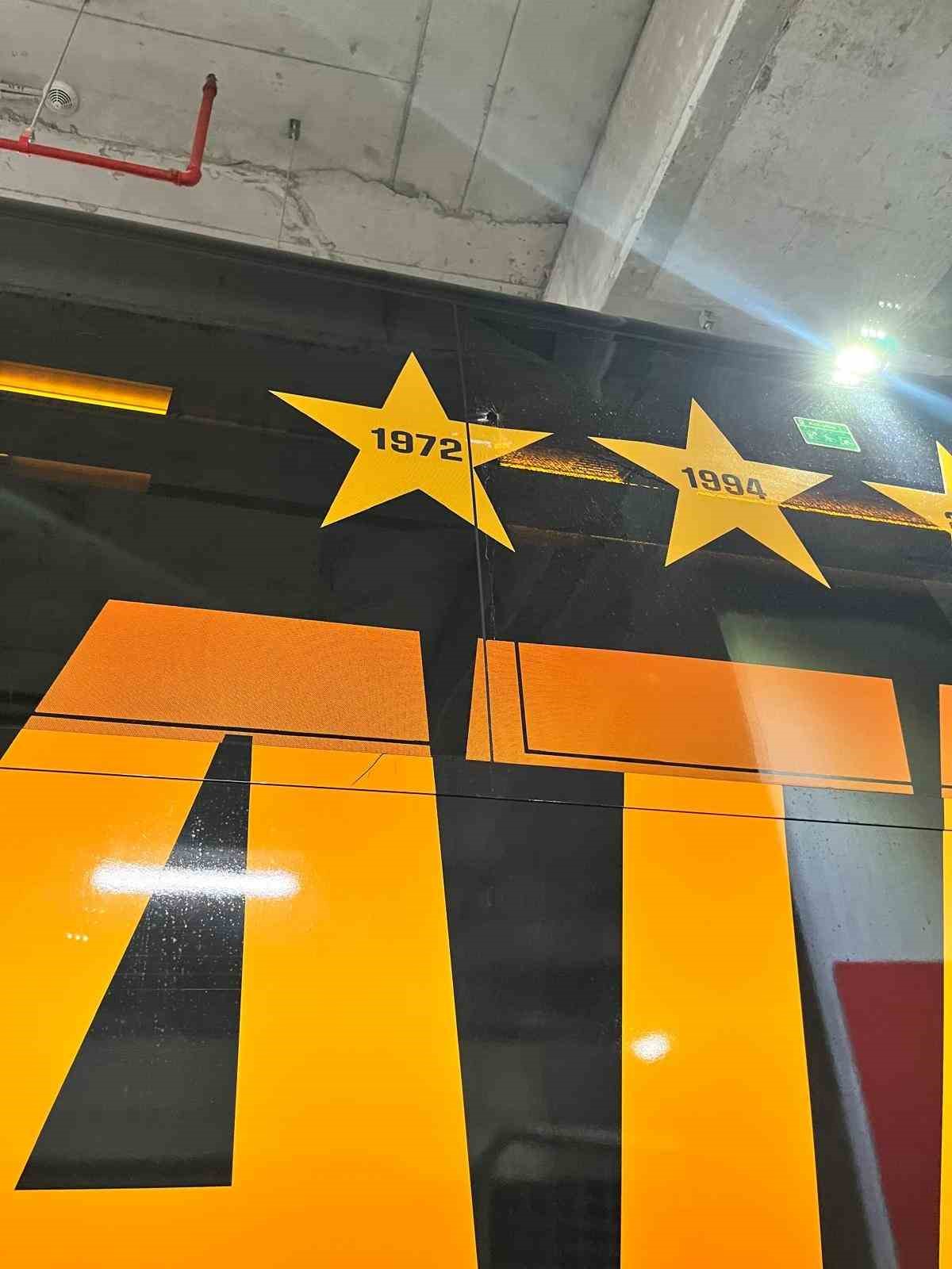 Galatasaray otobüsüne taşlı saldırı