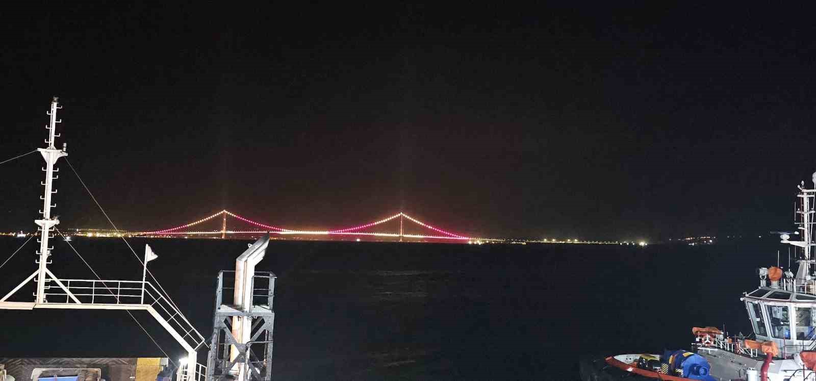 Çanakkale Köprüsü sarı kırmızılı renklerle aydınlatıldı