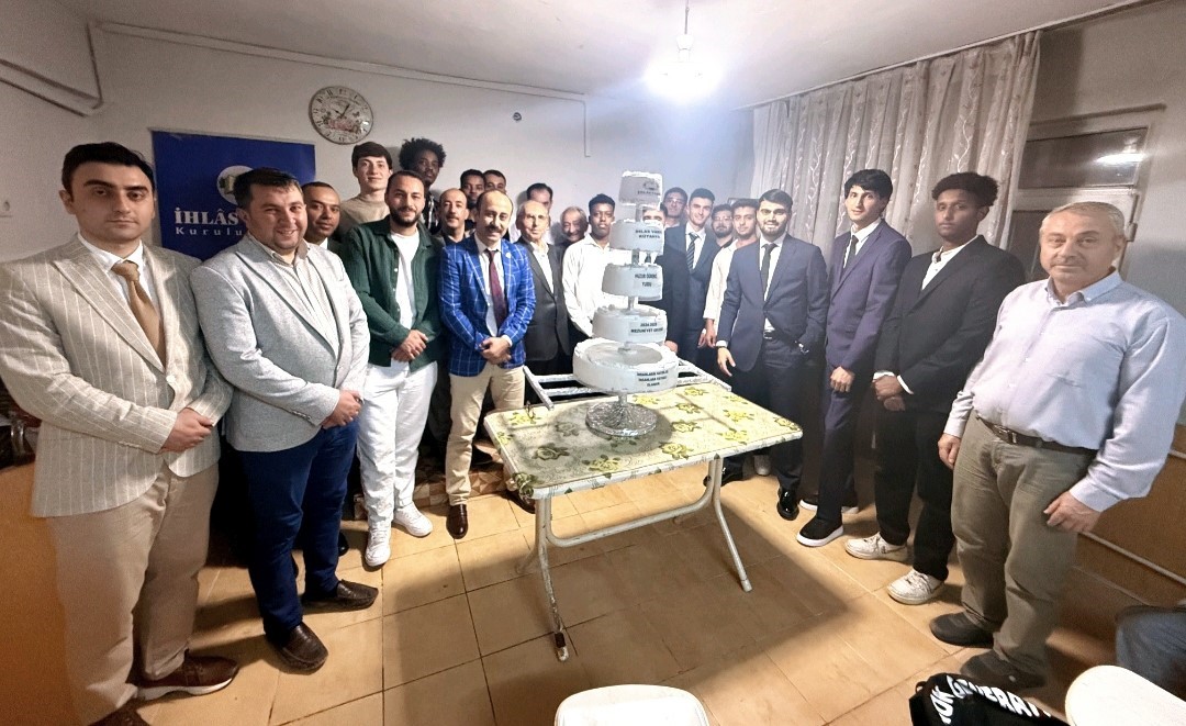 İhlas Vakfı Kütahya Huzur Erkek Öğrenci Yurdunda mezuniyet sevinci