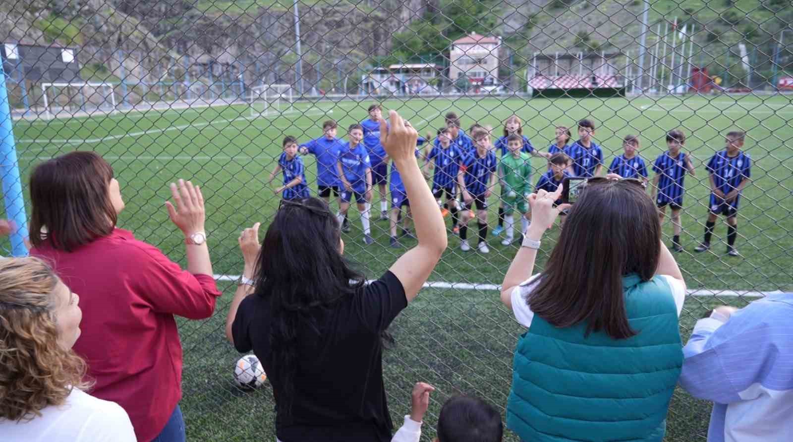 Gümüşhane’de tribünlere anne eli değiyor

