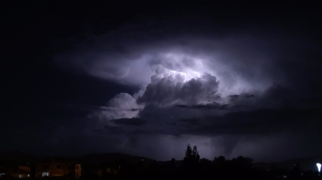 Van’da şimşeklerin bulutlarla dansı
