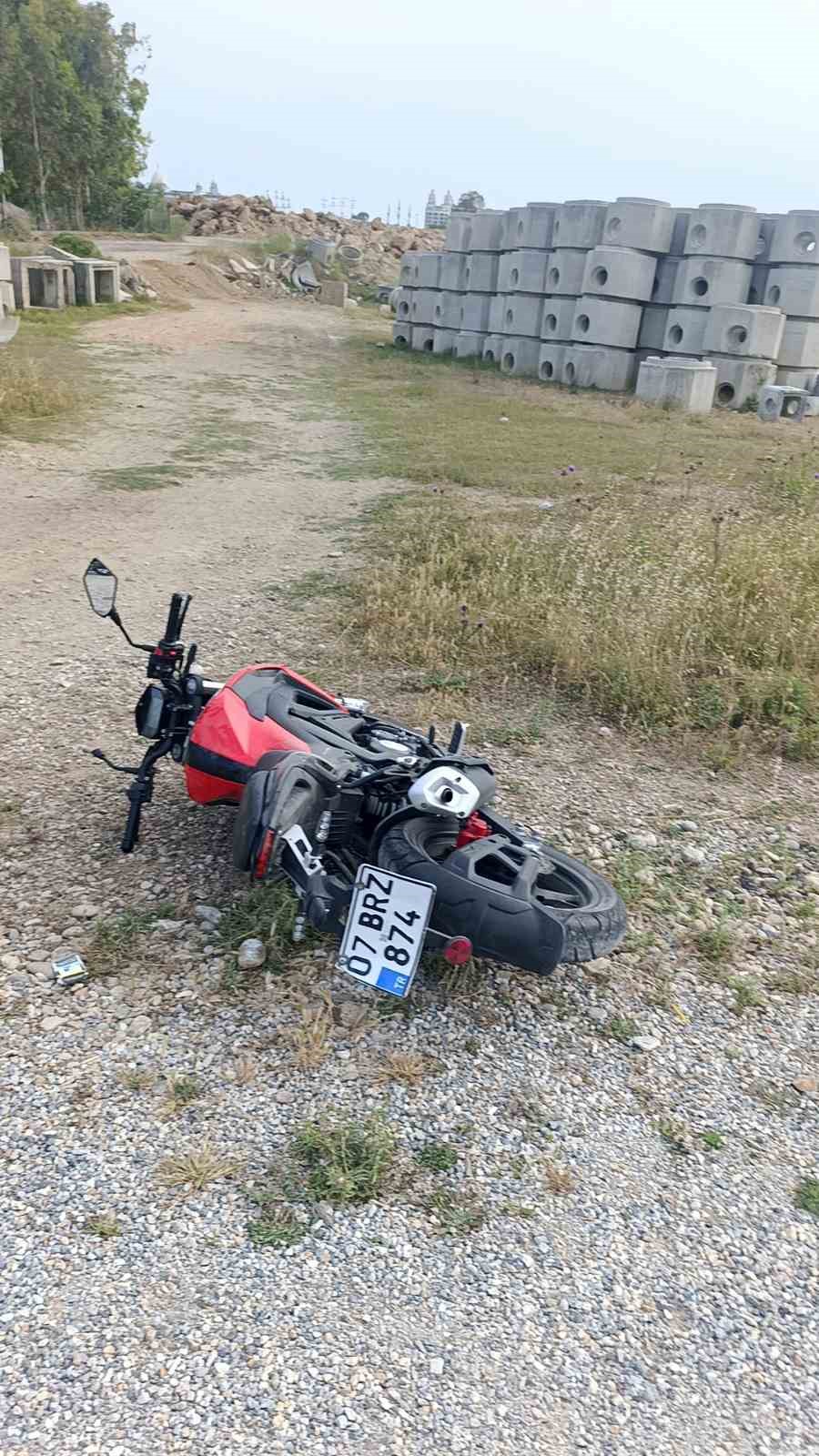 Manavgat’ta motosiklet devrildi: 1 yaralı