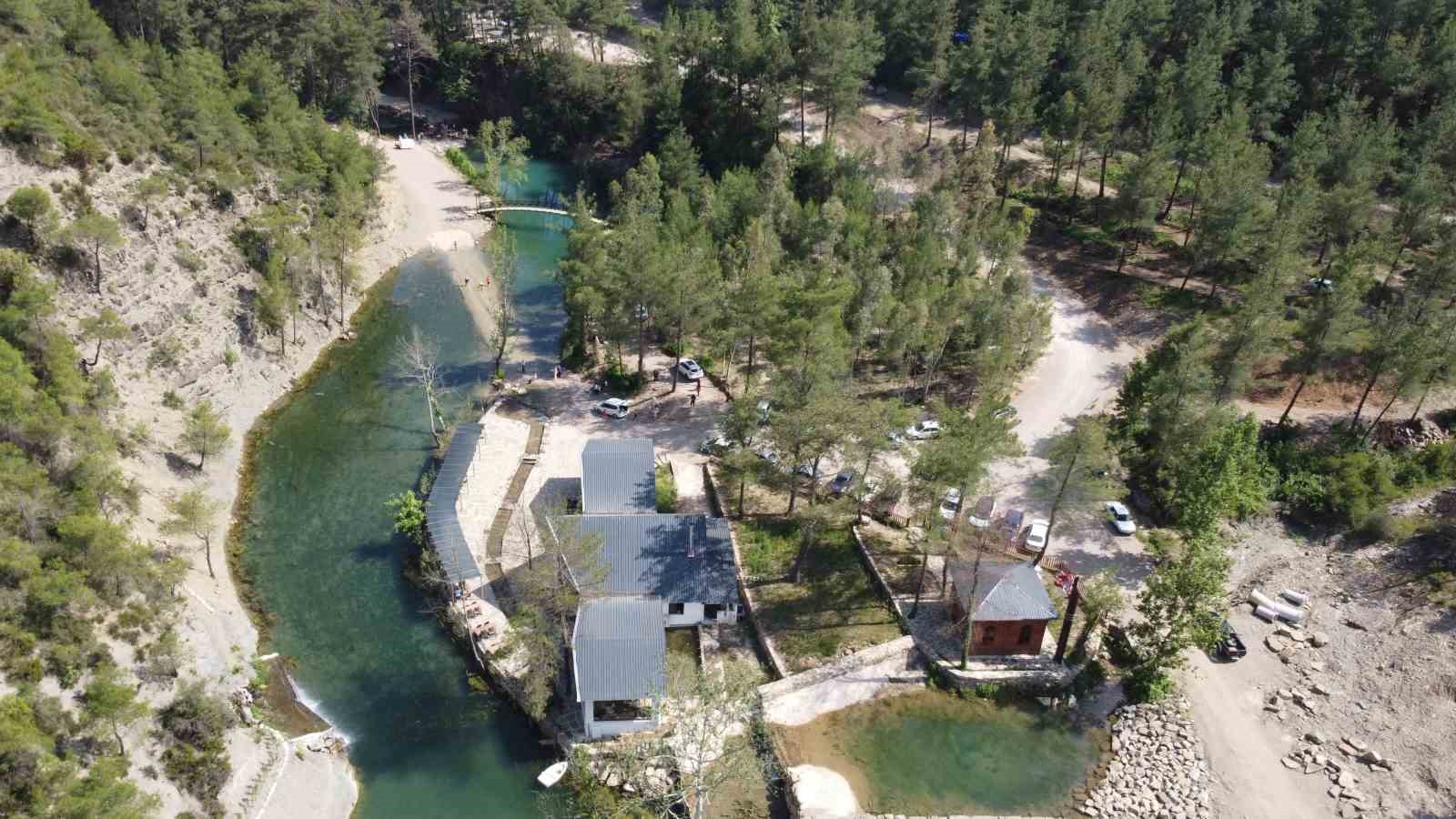 Adana sıcağından kaçan Yedigöze tabiat parkında serinliyor