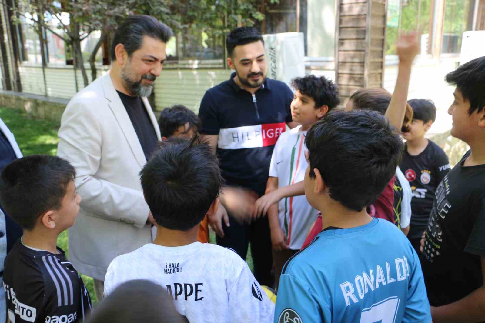 Birçok ilden büyük Bağlar ilçesinin sorunları yerinde dinlenip çalışmalar yapılıyor