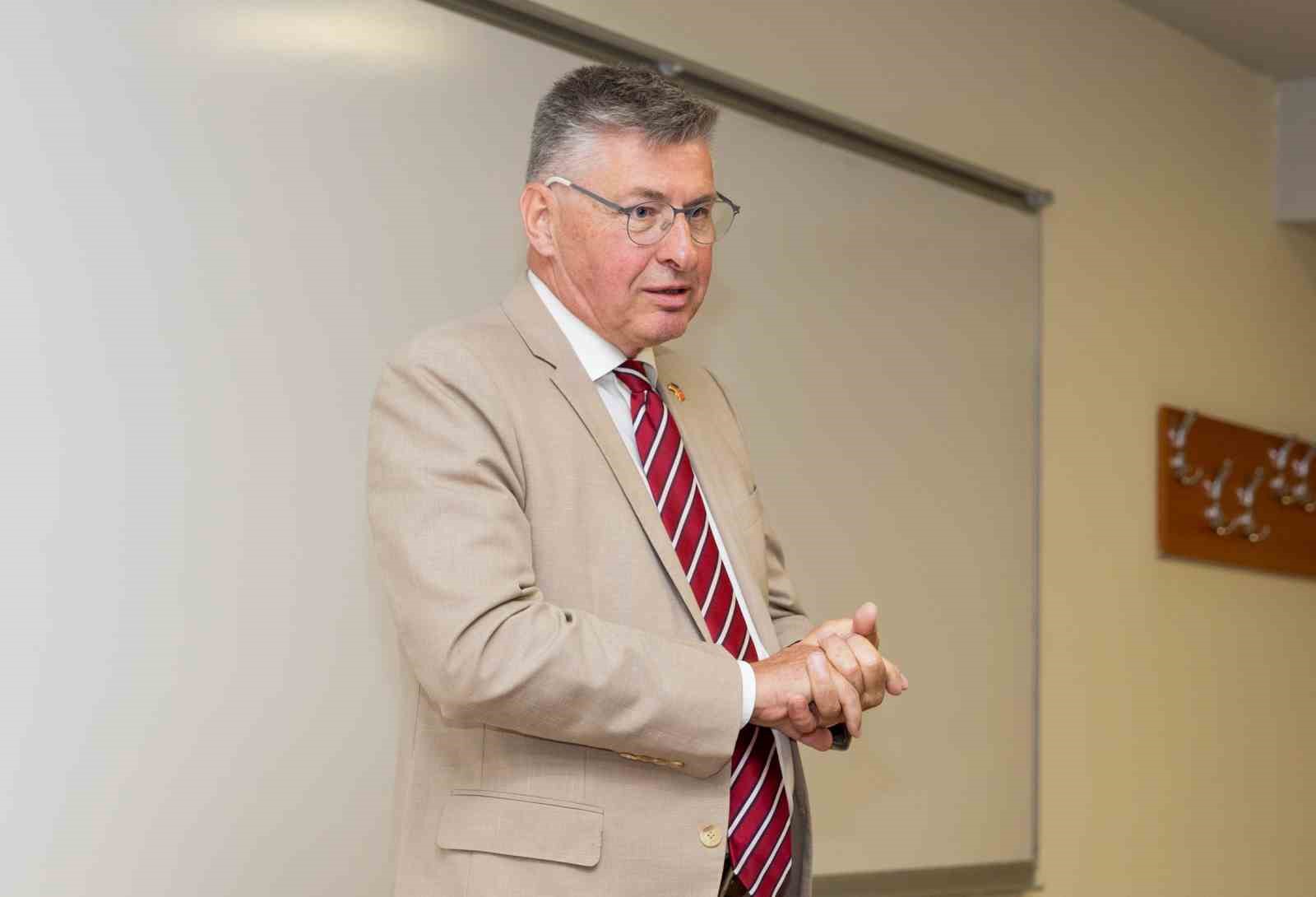 Başkonsolostan vize uyarısı: "Danışmanlık şirketleri süreci yavaşlatıyor"