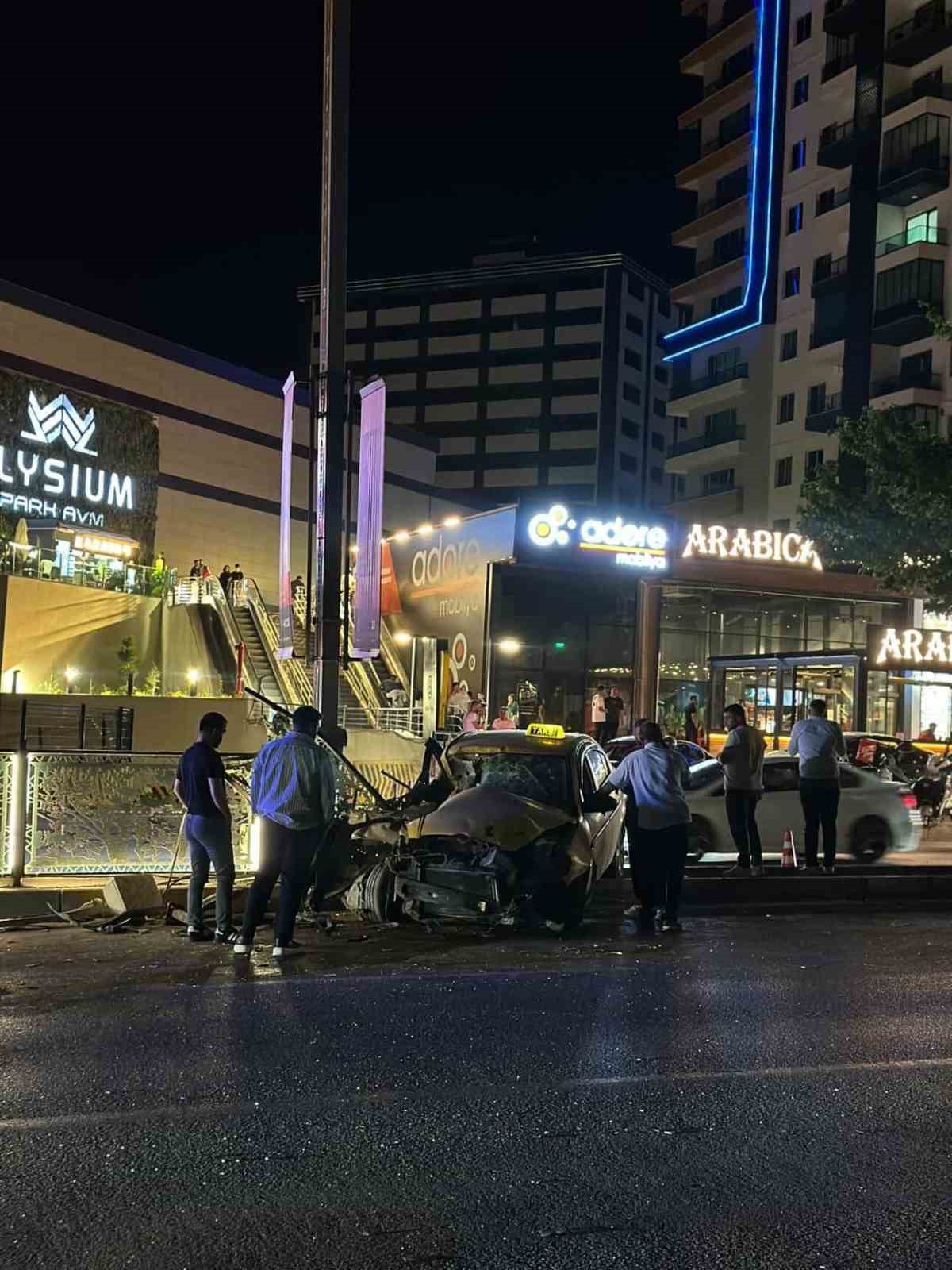 Elazığ&rsquo;da otomobil ref&uuml;jdeki bariyerlere &ccedil;arptı: 1 yaralı
