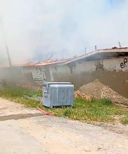 Ahırda çıkan yangın paniğe neden oldu