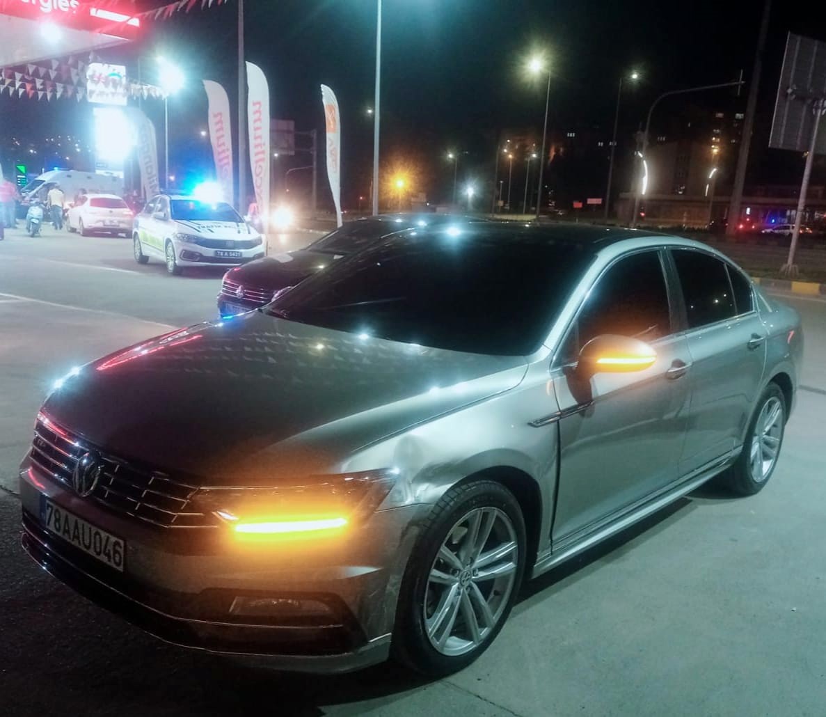 Otomobilin kaldırıma çarpıp ters döndüğü anlar kamerada

