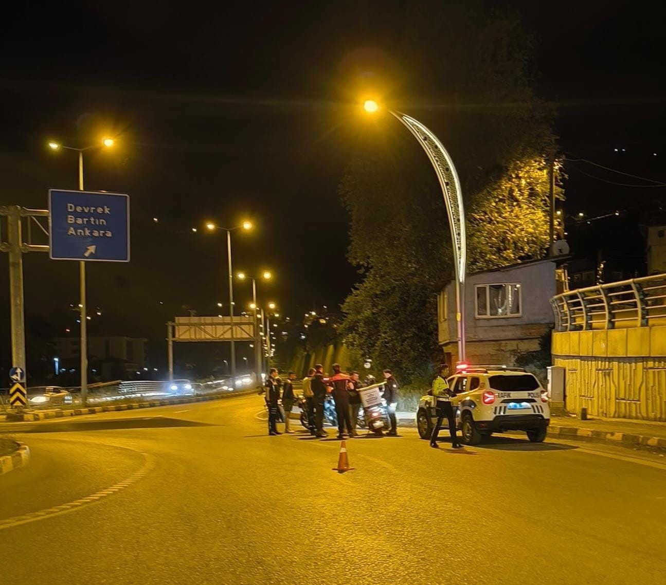 Zonguldak’ta asayiş uygulamasında ruhsatsız silah ve uyuşturucu ele geçirildi
