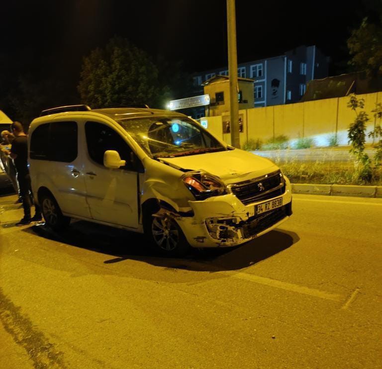 Kamyonet ile otomobil çarpıştı: 4 yaralı
